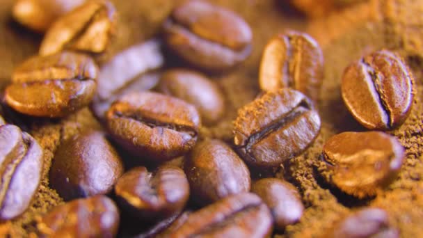 关闭烘烤咖啡豆纺制咖啡种子 香喷喷的咖啡豆是来自咖啡豆的烤烟 — 图库视频影像
