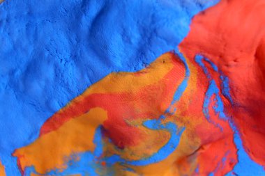 Renkleri karıştırmak mavi, kırmızı ve sarı desenli pembe boya yaratıyor. Rahatlamayı kapat, seçici odaklanma