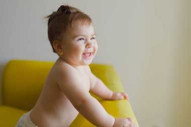 Bebek yüzünde çok mutluluk ifade eden ve güzel bir kız.