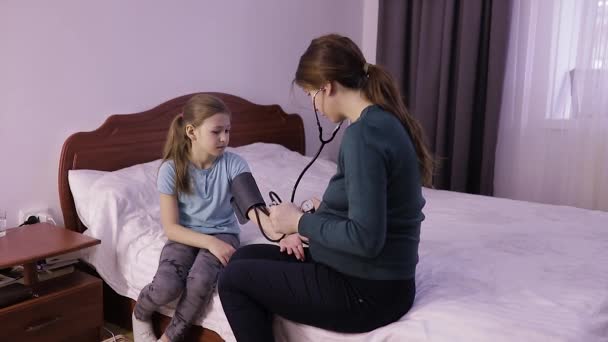Mãe Medir Pressão Arterial Criança Casa Quarto Equipamento Médico Crianças — Vídeo de Stock