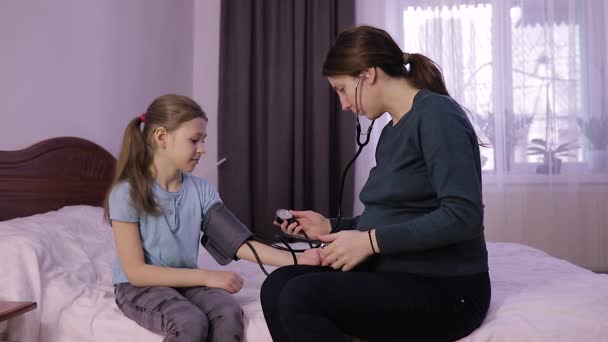 Matka Kontroluje Ciśnienie Krwi Swoich Dzieci Matka Córka Sypialni Obowiązkowe — Wideo stockowe