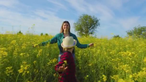 Szczęśliwa Rodzinna Ucieczka Farmerów Szczęśliwa Mama Rodziny Zabawy Dziewczynka Dziecko — Wideo stockowe