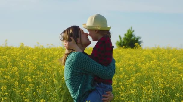 Bir Annenin Kızını Kollarında Tutması Komik Mutlu Bir Beyaz Çiftçi — Stok video