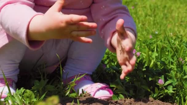 靠近点 一个小女孩的手在玩地球 小女孩带着她那副精致的小手套探索每一寸土地 — 图库视频影像
