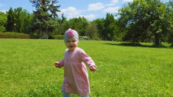 Маленька Дівчинка Біжить Траві Саду Під Час Ранкового Сонячного Світла — стокове відео