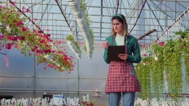 Mujer Caucásica Utilizó Cuaderno Para Analizar Registrar Los Datos Flores — Vídeos de Stock