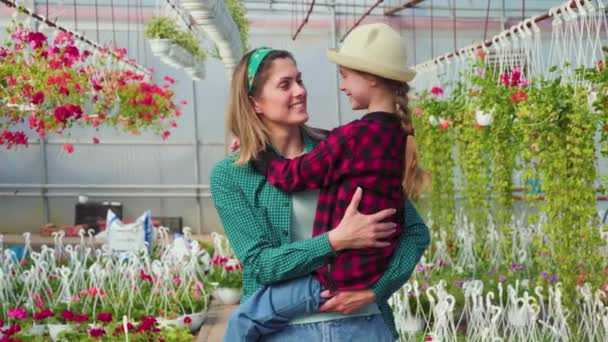 Jardineros Felices Familia Niña Con Madre Madre Sosteniendo Hija Sus — Vídeo de stock