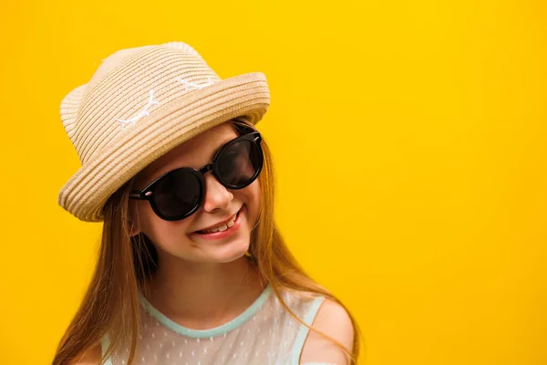 Stylová Šťastná Zábava Dítě Blond Dívka Slunečními Brýlemi Kloboukem Lidé — Stock fotografie