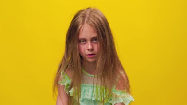 Unhappy Kid Girl Disheveled Tousled Dirty Hair Looking Camera Yellow — Stock Video