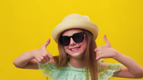 Como Aprobación Retrato Estudio Niña Con Estilo Con Gafas Sol — Vídeos de Stock