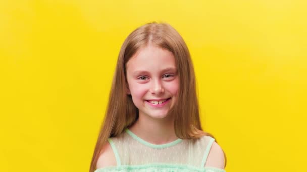 Kind Lächelt Ganz Glücklich Mit Blonden Haaren Blickt Zufrieden Die — Stockvideo