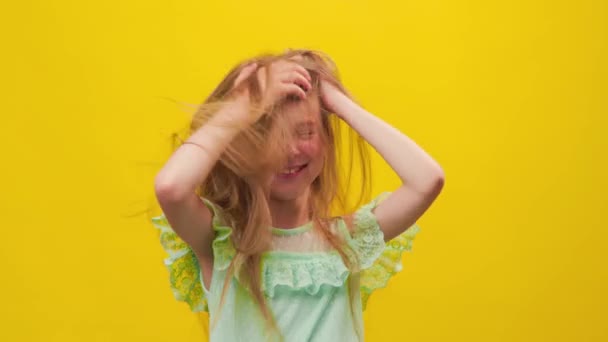 Menina Infeliz Arranhão Desgrenhado Cabelo Fundo Amarelo Tiro Estúdio Problemas — Vídeo de Stock