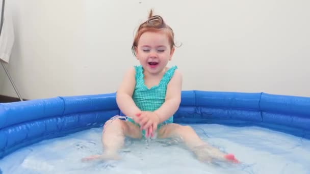 Schöne Und Süße Glückliche Baby Mädchen Die Spaß Kleinen Pool — Stockvideo