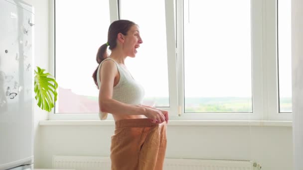 Slim Sorprendido Cuerpo Mujer Feliz Pantalones Grandes Figura Delgada Prueba — Vídeos de Stock