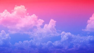 canlı renkli duvar kağıdı mavi ve turuncu dramatik gün doğumu ya da günbatımı gökyüzü ve bulutlar hareket ediyor. Ufukta güneş olan görkemli bulutlu gökyüzü