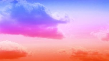 Gökyüzünün muhteşem görüntüsü ve bulutlar çarpıcı bir şekilde hareket ediyor. Altın saatin dramatik bulutları. Güzel gün batımı ve bulut hareket ediyor ve alacakaranlık gökyüzü.