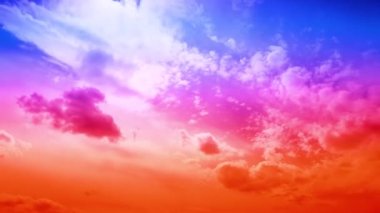 Gökyüzünün muhteşem görüntüsü ve bulutlar çarpıcı bir şekilde hareket ediyor. Altın saatin dramatik bulutları. Güzel gün batımı ve bulut hareket ediyor ve alacakaranlık gökyüzü.