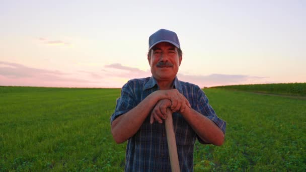 Retrato Trabalhador Masculino Alegre Com Bigode Fazenda Agrícola Luz Solar — Vídeo de Stock