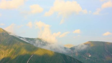 Güzel Görkemli Dağ Kağıdı 'nın zaman aşımına uğraması, turistik yerler, hackleme. Romanyalı ibne dağlarının olağanüstü manzarası. Kimse yok. Dağ yeşili vadi panoramik manzara