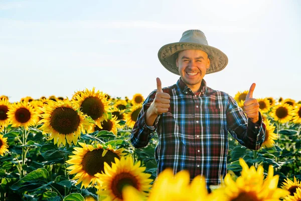 Young Happy Farmer Looking Camera Stands Field Thumb Joyful Worker — Foto de Stock