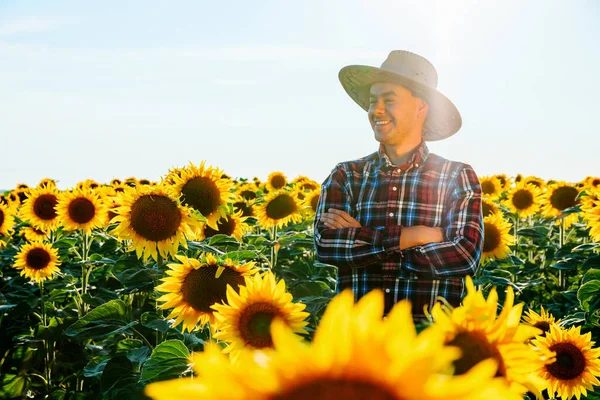 Portrét Spokojeného Farmáře Klobouku Stojí Poli Slunečnicemi Západem Slunce Muž — Stock fotografie