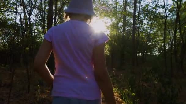 Tracking Shot Child Girl Search Adventure Forest Discovers Surrounding World — Vídeo de Stock
