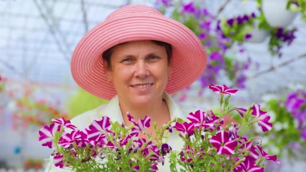 Happy Elderly Woman Florist Stand Greenhouse Holding Pot Flowers Hands — Stok video
