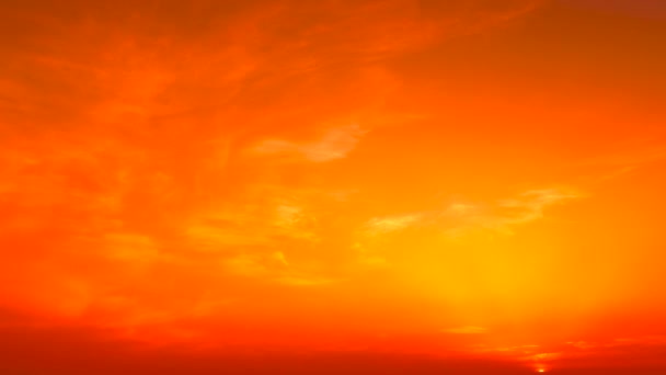時間経過ビデオ自然と旅行のコンセプトで移動雲の背景とカラフルな赤オレンジの夕日のシーン 劇的な夕日の空赤い雲の夕日の空 — ストック動画