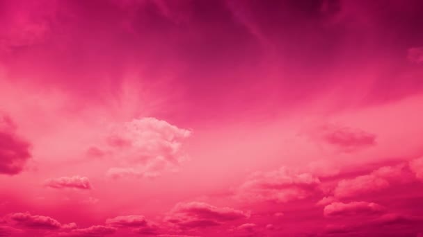 美しい時間経過夕日鮮やかな紫色の雲の風景 雲の上の夕日壮大な夕日 ライトオレンジの色の輝き 夕方の空 劇的な空 — ストック動画