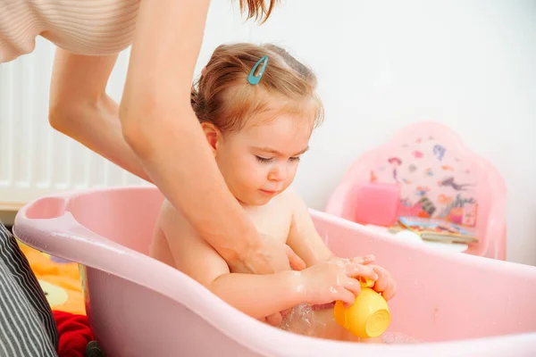 Unrecognizable Adult Woman Mom Wash Little Daughter Baby Bath Child — Foto de Stock