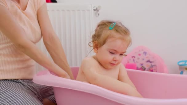 Unrecognizable Adult Woman Mom Wash Little Daughter Baby Bath Child — Vídeo de Stock