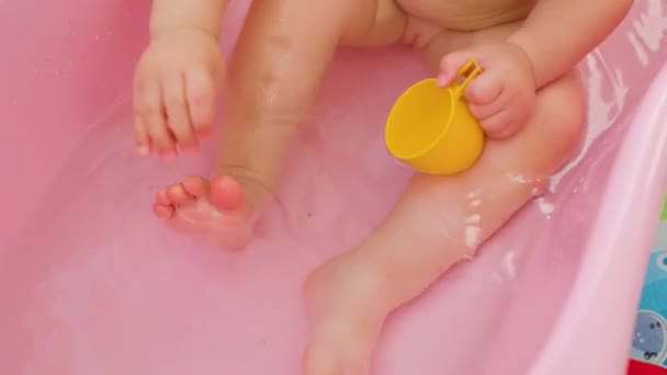 Close Unrecognizable Baby Feet Hand Splashing Water Plays Small Dinosaur — Videoclip de stoc