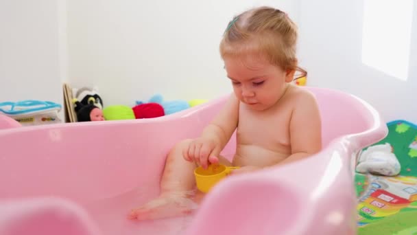 Front View Playing Happy Little Girl Bathing Baby Pink Bath — Vídeo de Stock