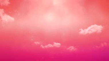 Fırtınadan önceki kötü hava, yaz arkaplanı, bulutlu bir gökyüzü, gün batımını hızlandırıyor. Bulutlar değişiyor. Gün batımında hareket eden bulut