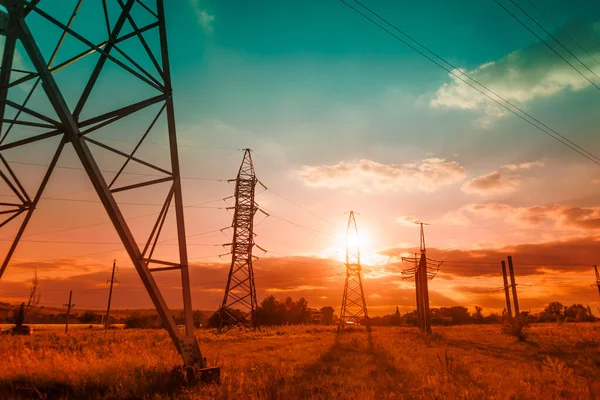 Torony Nagyfeszültségű Elektromos Vezeték Naplementekor Elektromos Vezeték Felhős Sárga Háttérben — Stock Fotó