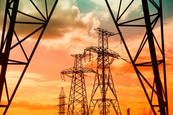 Power Lines Supply Wire Nagyfeszültségű Elektromos Torony Szigetelőkkel Napkeltekor Villamosenergia — Stock Fotó