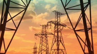 Elektrik hatlarının zaman aşımına uğraması, güneş doğarken yüksek voltajlı yalıtımlı elektrik kulesi. Elektrik Taşımacılığı Endüstrisi Enerjileri Güneş 'in hareketli ve değişken renk bulutlarını gösteriyor 