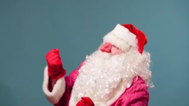 Beyaz sakallı, kırmızı eldivenli neşeli Santa Klaus dansı. Yakında tatiller, Noel ruhu, Noel kutlaması. Kutlama ve neşeli insanlar konsepti.