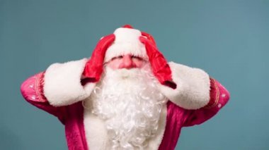 Noel Baba ellerini başının üstüne koydu, kafasını sağa sola salladı, ona bir şey oldu. Kırmızı eldivenli, kırmızı bornozlu kırmızı beyaz şapkalı Peder Frost..