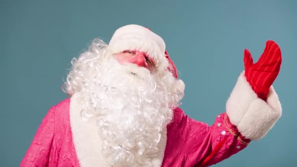 Fundo Azul Está Olhando Para Câmera Papai Noel Com Uma — Vídeo de Stock