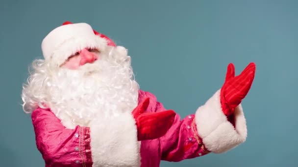 Blauer Hintergrund Vorderansicht Festlicher Weihnachtsmann Wedelt Mit Beiden Händen Roten — Stockvideo