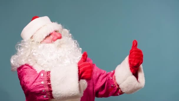 Niebieski Widok Przodu Tła Odwracając Świąteczny Święty Mikołaj Pokazuje Kciuk — Wideo stockowe