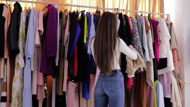 Widok Tyłu Nierozpoznawalna Młoda Dziewczyna Długimi Włosami Zakupy Modnym Sklepie — Wideo stockowe