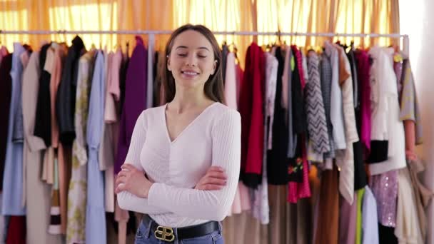 Die Junge Schöne Teenagerin Steht Einem Geschäft Mit Kleidern Und — Stockvideo