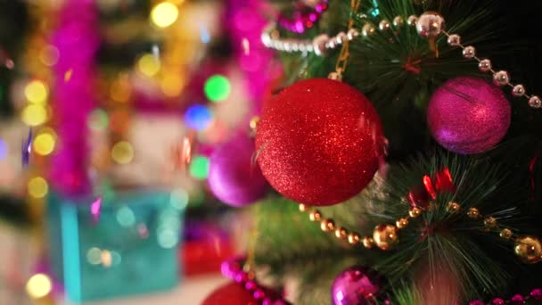 Λαμπερές Χριστουγεννιάτικες Κόκκινες Και Κίτρινες Μπάλες Εορταστικό Φόντο Όμορφα Χριστουγεννιάτικα — Αρχείο Βίντεο