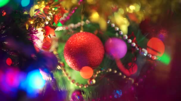 圣诞红黄相间 背景喜庆 桌上摆满了漂亮的快乐圣诞装饰品 模糊的背景 — 图库视频影像