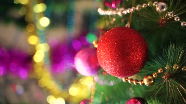 圣诞红黄相间 背景喜庆 桌上摆满了漂亮的快乐圣诞装饰品 模糊的背景 — 图库视频影像