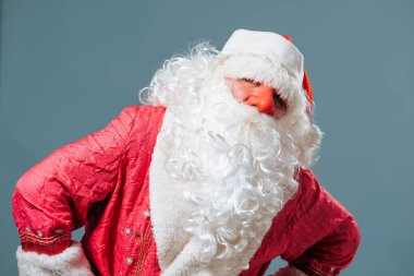 Mavi arka plan, Noel Baba 'nın kırmızı burnu stüdyoda duruyor ve sağ el ele tutuşup kalçalarını tutuyor. Onun gür sakalı şenlikli bir havaya bürünür. Güzel bir kostüm tatili cazip kılar..