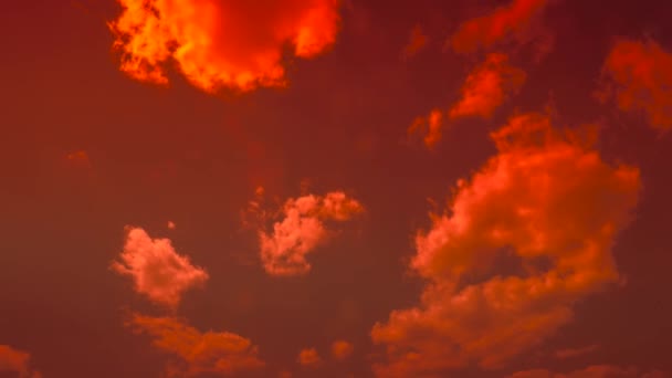 嵐や夏の背景の前に雲の悪天候と空の活気ある日没の時間の経過 雲の形を変える 日没時に雲が動く — ストック動画