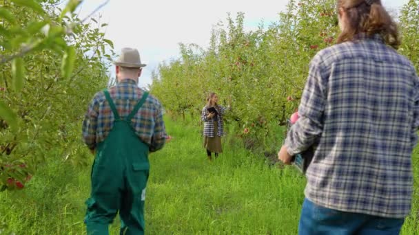 Avstånd Äpple Fruktträdgård Kvinnlig Bonde Stå Elektronisk Anordning Händerna Inspektera — Stockvideo